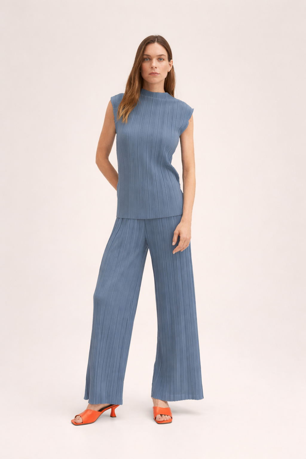 Sleeveless Pleated Casual Suit–Women’s Casual Suit