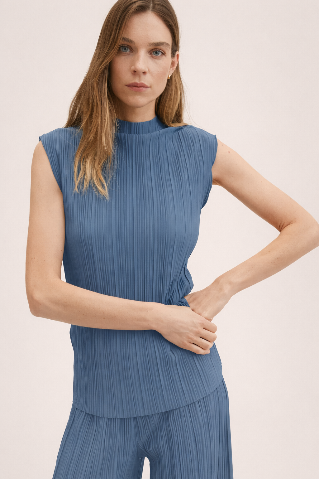 Sleeveless Pleated Casual Suit–Women’s Casual Suit