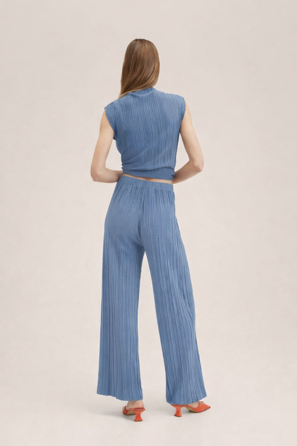 Sleeveless Pleated Casual Suit–Women’s Casual Suit